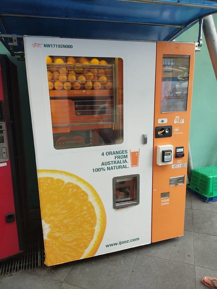 生オレンジジュース自販機